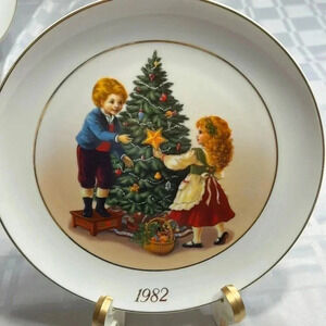 Vintage 1982 Avon XMAS MEMORIES PORCELAIN PLATE TRIMMED WITH  22K GOLD!